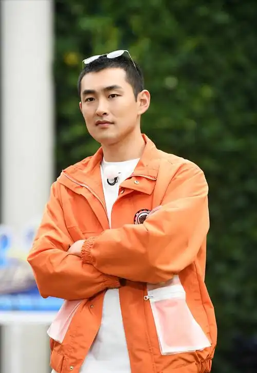 王彦霖跑男宁波录制替身粉红豹出场