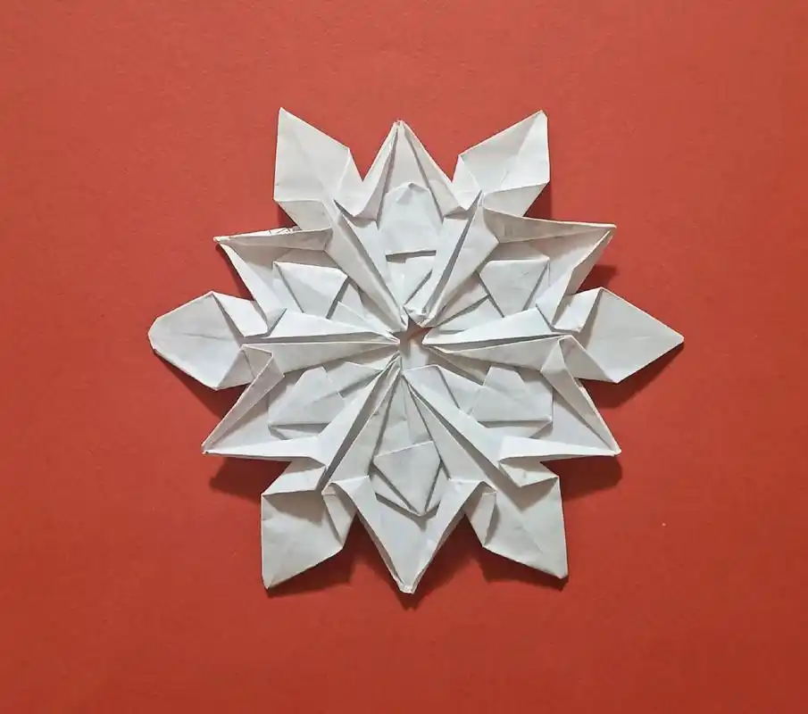 和天天手工制作《雪花》,有点难度,角度要求严格.拍照时他拿来 - 抖音