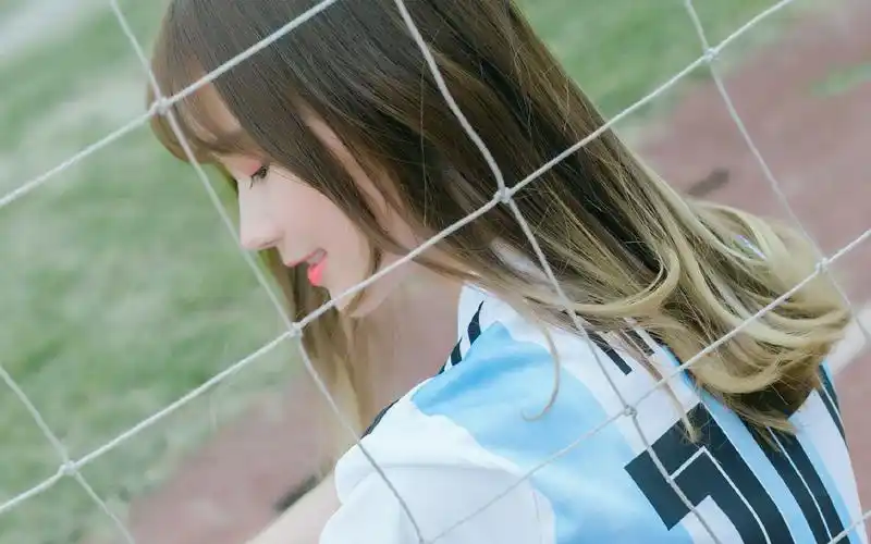 操场美女学生妹性感图片高清电脑桌面壁纸 第一辑