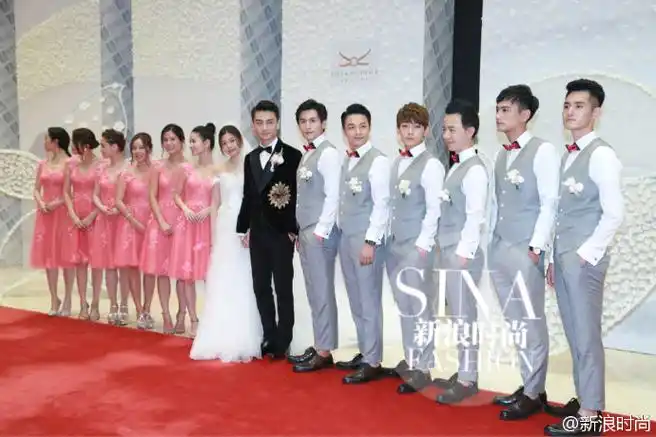 陈妍希婚礼#@陈晓@陳妍希michelle婚礼红毯,一对新人与伴郎,伴娘合影!