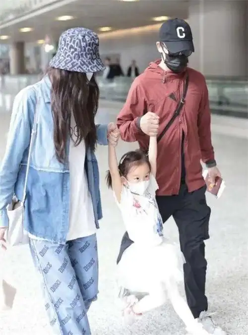 郑恺带老婆孩子游玩,与苗苗补过结婚纪念日,俩儿女露正脸像爸爸