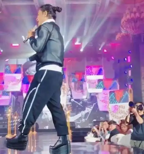 陈志朋穿10cm高跟台上欢唱 网友却觉得有点心酸