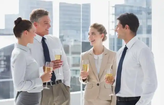 与人面对面交流时,眼神交流是最直接,最有力的交流工具.