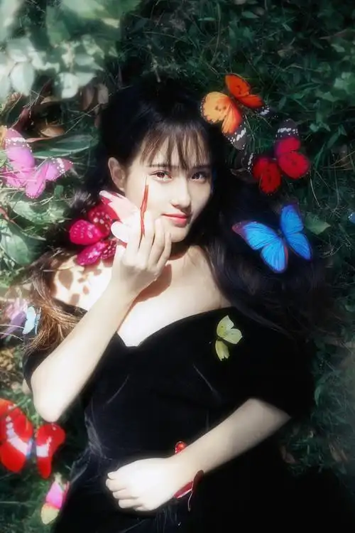 森系小清新女孩花香四溢引蝶来写真照