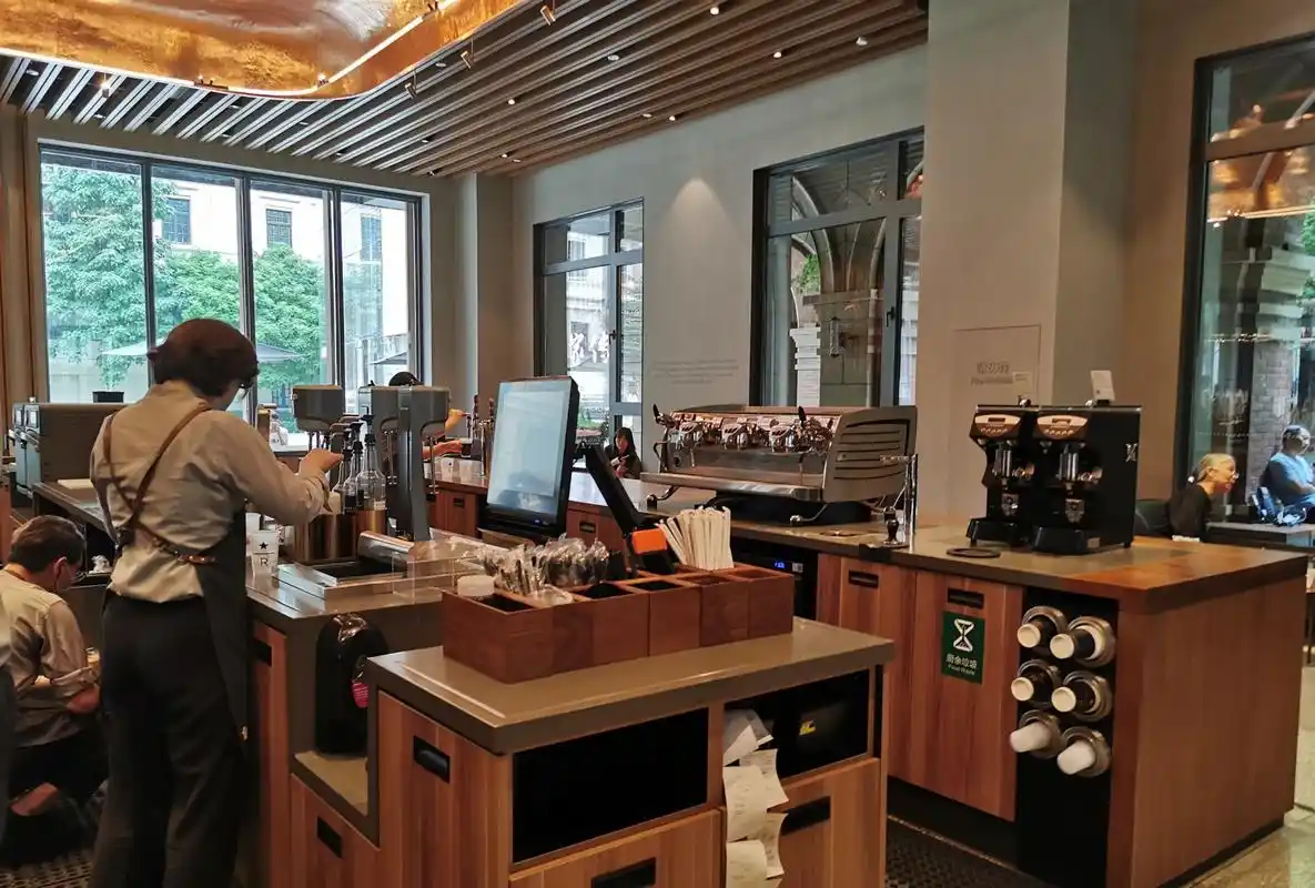 探店北京前门星巴克旗舰店,咖啡加美酒,坐享街景,体验一下