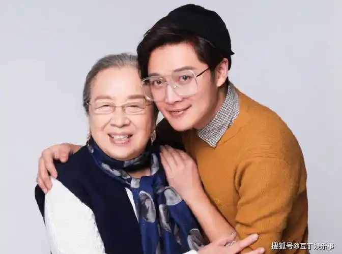 他是容嬷嬷儿子,打拼15年不温不火,他的老婆却火遍全国_李明启_王媛可