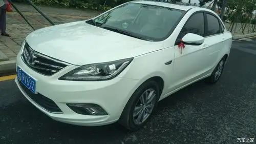四川长安家族同学新购的2016款白色新逸动