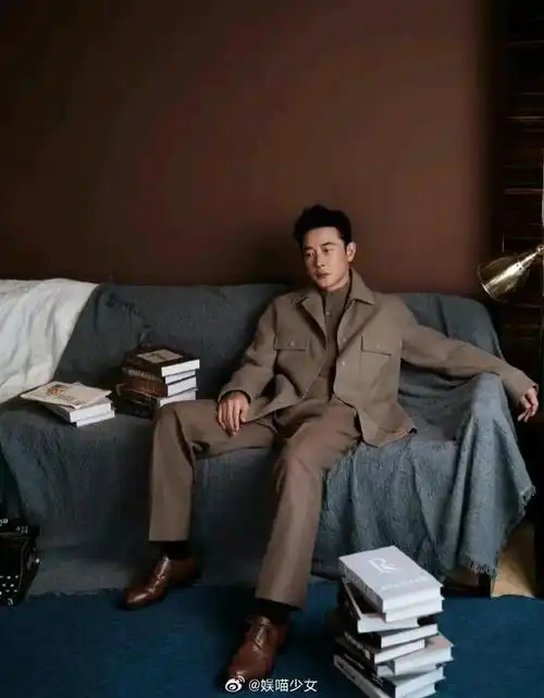 每一个造型都非常的帅气    奇怪的是,大夏天的    罗晋居然说这
