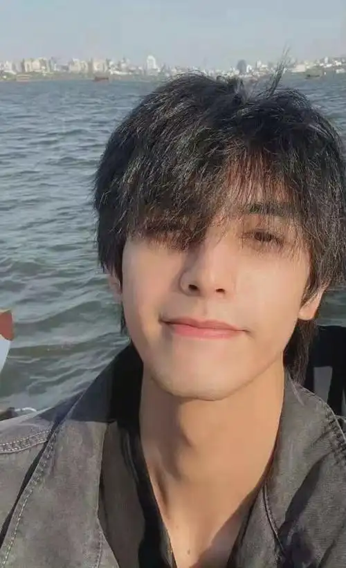 清爽干净棱角分明,果然真正的帅哥无惧素颜.