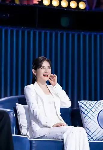 原创谢娜真是百变女神,白色西装配蕾丝边内搭又甜又减龄,女人味十足