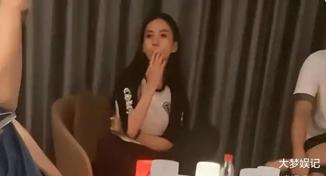 angelababy(杨颖,暱称:baby)外貌甜美,但私底下其实是老烟枪,多次被