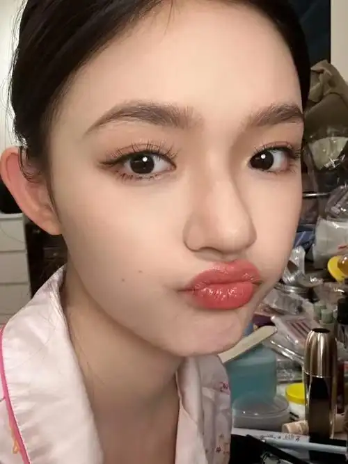 林允嘟着嘴自拍卖萌,新戏热播演技大进步,心情明显变好!