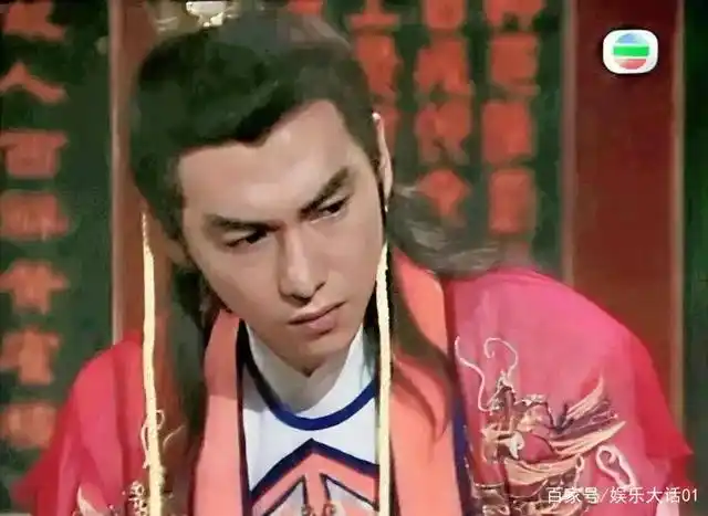 最后一版,乃惠英红哥哥惠天赐扮演的慕容复,这部电影是82剧版的套拍