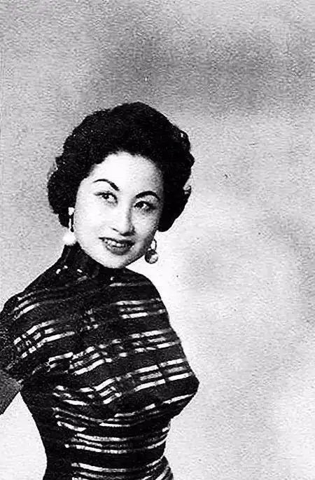 1921 年,白光出生在北平一个旗人家庭,她原名叫史永芬(一听就是个父母