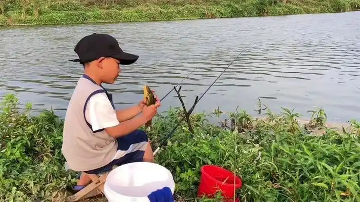 7岁的小孩钓鱼时,即使鱼儿不咬钩,竿多照样上鱼  #钓鱼
