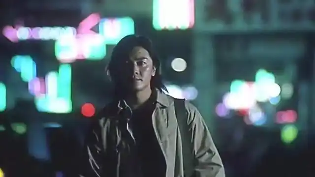 提着刀的陈浩南也变成了 "过气英雄"九纹龙.