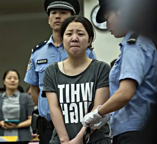 但是最终贾女士心理承受不住终于在自己母亲的陪同下自首去了,可能是