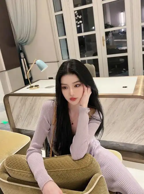 韩国气质女主播香芋紫真的太显白了