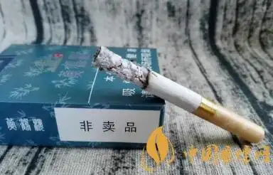 距离过滤嘴尚有一段距离,就此掐灭,结束对这款新品黄鹤楼竹蕴香烟的