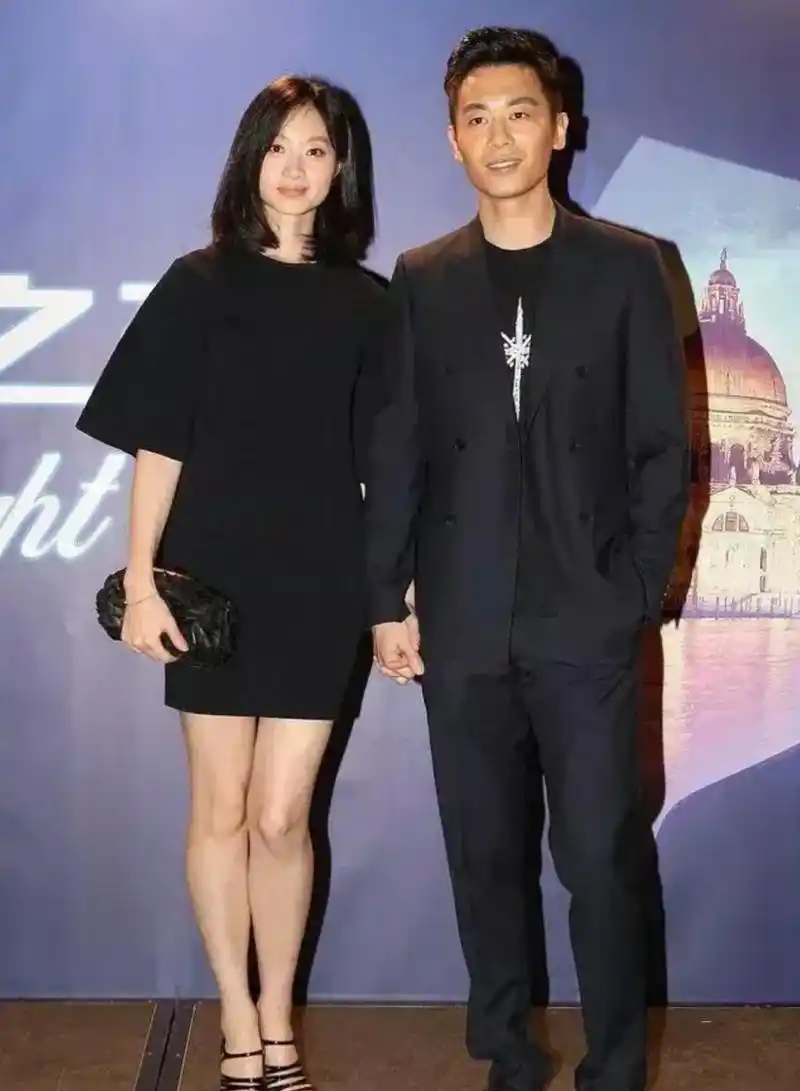 朱亚文和老婆手牵手,像一对男女模特,两人的夫妻相有点严重超标!