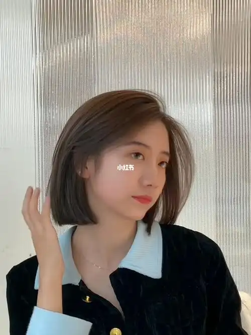 不容易掉黄的黑茶色搭配2022流行短发一刀切