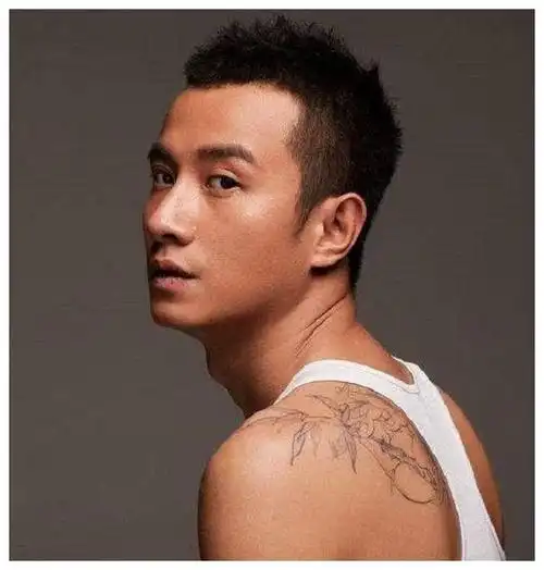 明星纹身文章的竹子谭维维的莲花都败给了他的天使