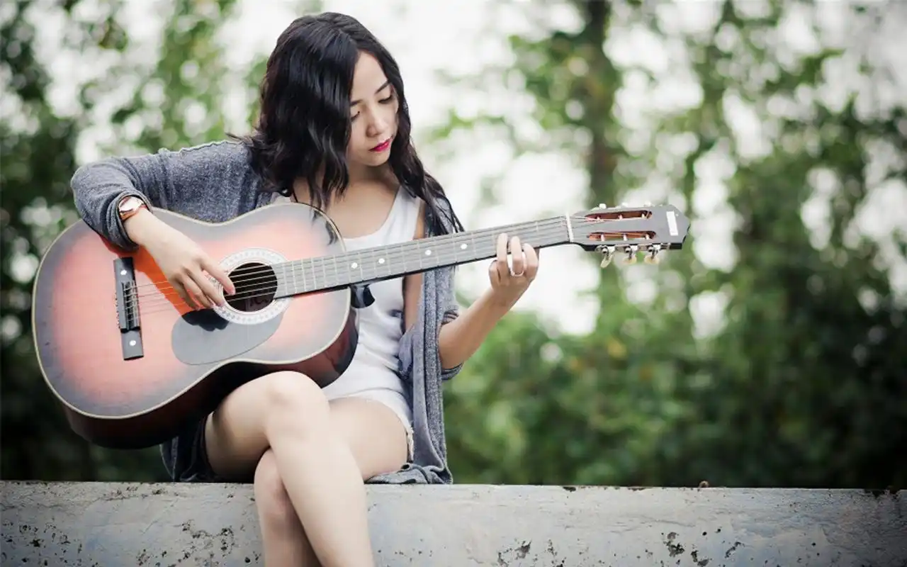 文艺范吉他美女户外清新写真高清壁纸