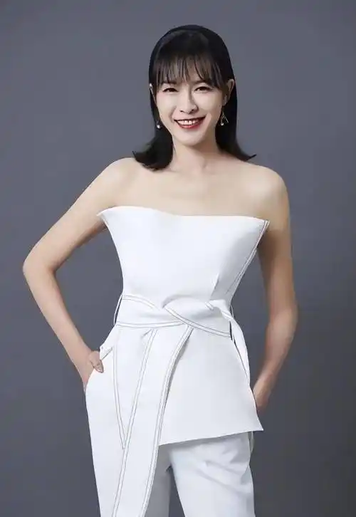 主持人李艾:杨澜的徒弟,36岁嫁经纪人张徐宁,结婚7年却分房睡_毕业