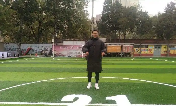 高雷雷捐赠第17座球场今日开放位于打工子弟学校内