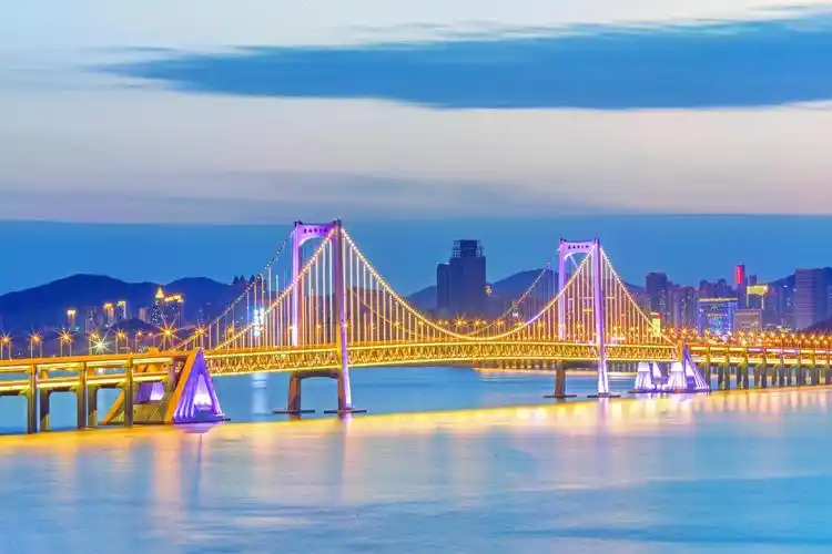 星海湾大桥是连接大连市沙河口区和西岗区的跨海通道,位于黄海水域,是