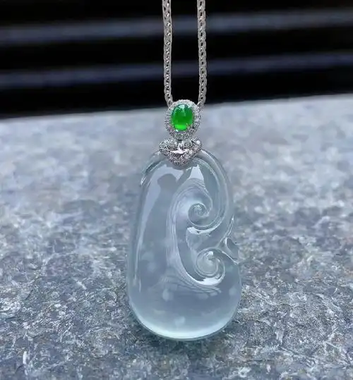 凝露之美玻璃种翡翠如意吊坠