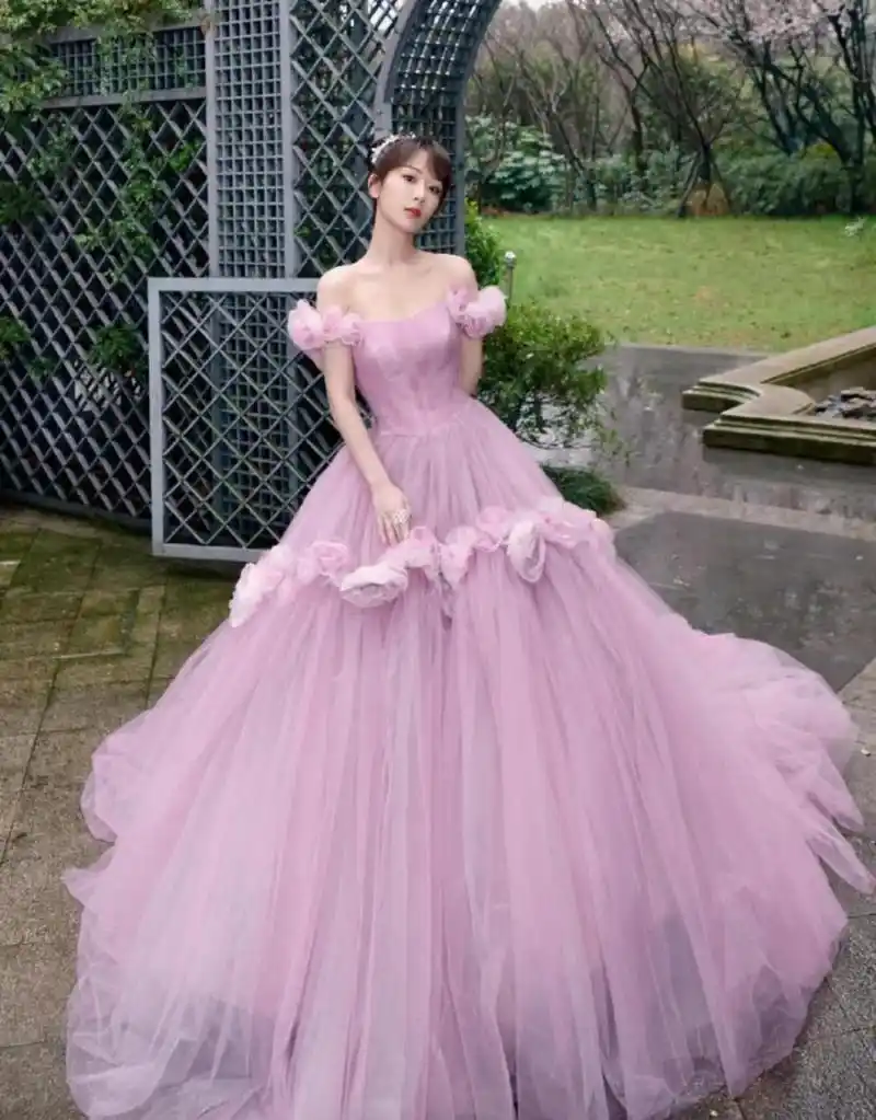 杨紫新造型"美翻了",穿紫粉色露肩拖尾礼服裙甜美减龄有仙气,温柔又