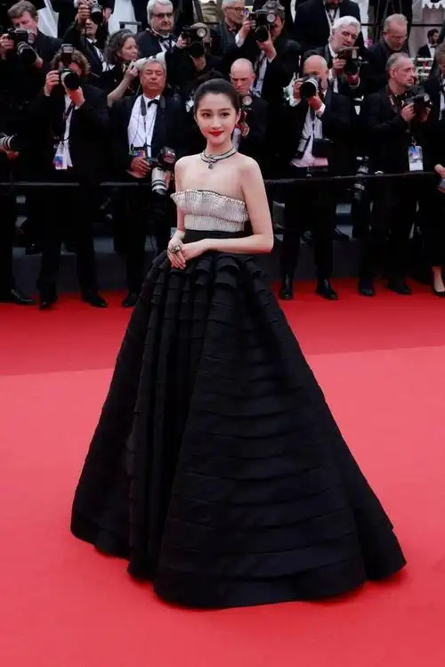 fred斐登携品牌心愿代言人关晓彤亮相戛纳开幕式红毯_腾讯新闻