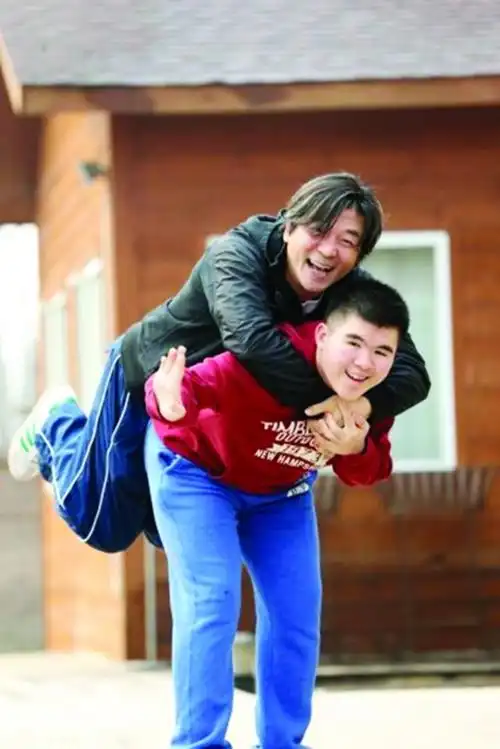 离开了摇滚圈,为了生活,秦勇和妻子开过家具厂,亲自给人家送货.