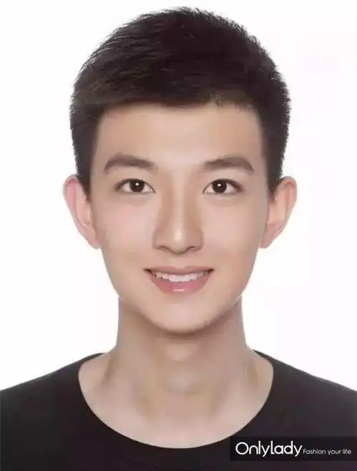 这个班的专业第一是个男孩子,叫原若航,但是只有证件照.