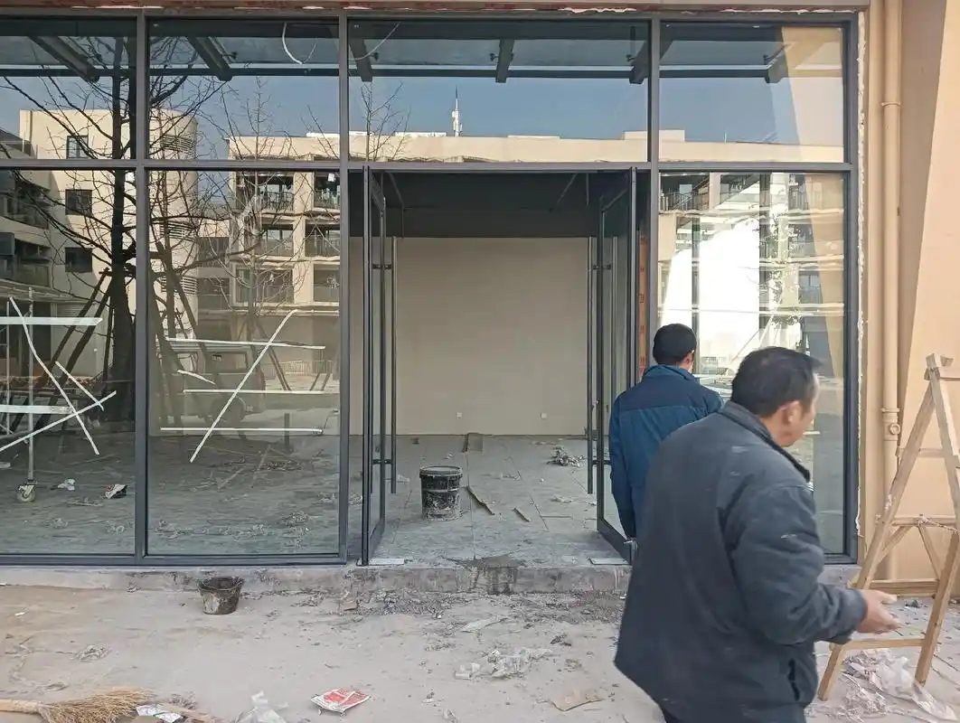 断桥铝玻璃门安装施工中.效果不错!师傅们辛苦了