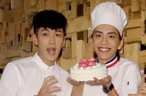 柯震东直播调侃王大陆「吻妹上热搜」,本人尴尬到秒断线