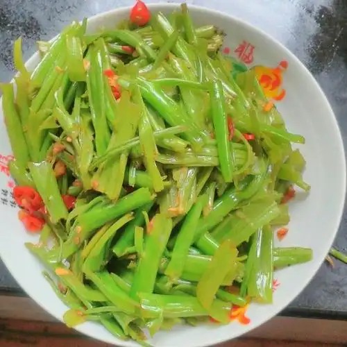 p>炒空心菜杆是一道美食,主要食材有空心菜杆,蒜末等. /p>