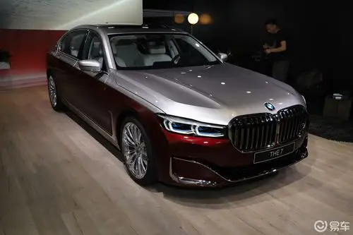 【宝马7系2021款m760li xdrive v12 耀影特别版侧前45度车头向右水平