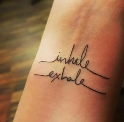 女生手腕上极简的字母纹身图片手腕线条纹身图