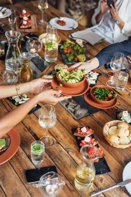 享受晚餐聚会的朋友