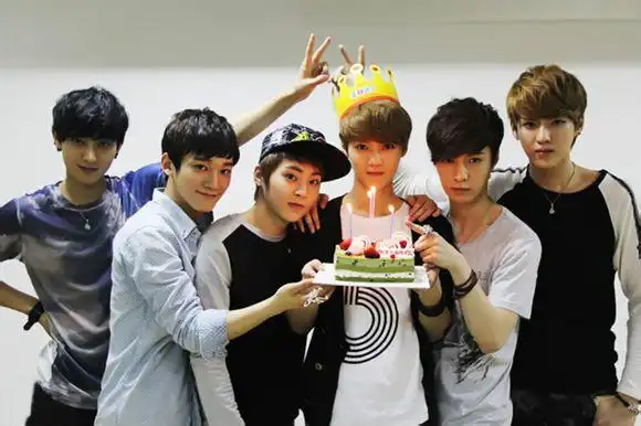 有没有关于exo的生日动漫图最好有蛋糕,kris生日蛋糕的图片有也给我吧