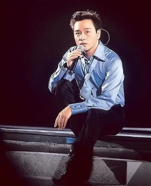 范丞丞现身机场,疯狂粉丝人山人海引轰动?张国荣:都没我的真实