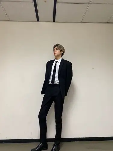 作为一个深度西装控 第一次见到这张动图就狠狠爱了,,迅速开始考古狗