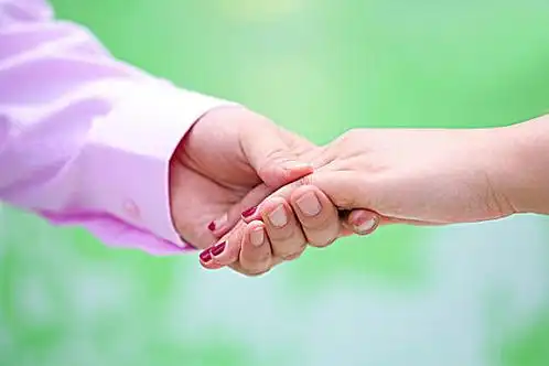 牵手的男女青年