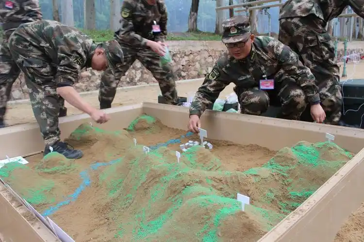 参谋集训学员练习堆制沙盘作战中,参谋人员担任着与智多星相似的角色