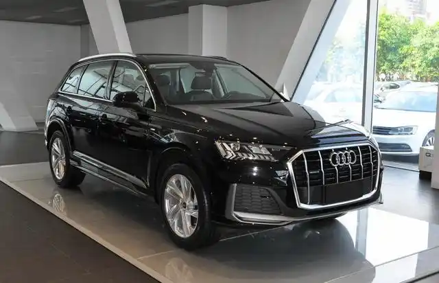 实拍新款奥迪q7,车长超五米,还是大七座,配备四驱动力