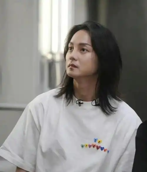 尹正披肩长发惹争议,被指无阳刚之气!网友直言让他放弃长发