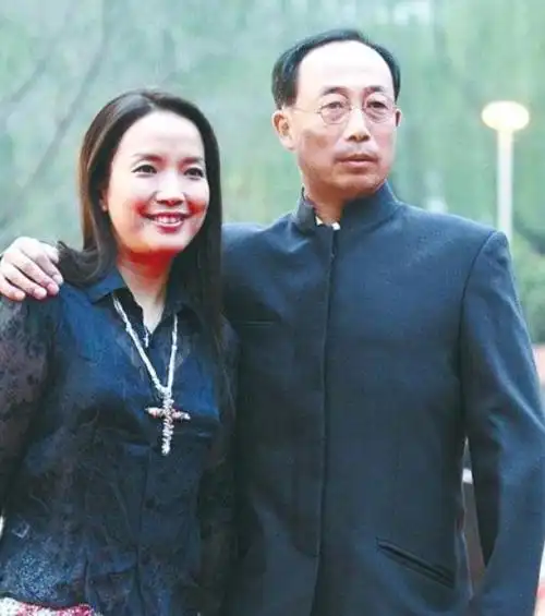 吕丽萍微博禁言解除,发文不忘宣传"信仰",孙海英仍处于禁言中