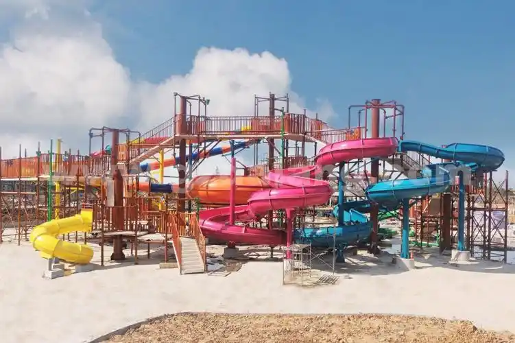 太湖龙之梦乐园的嬉水世界项目是由室内,室外相结合的特色水乐园,其中